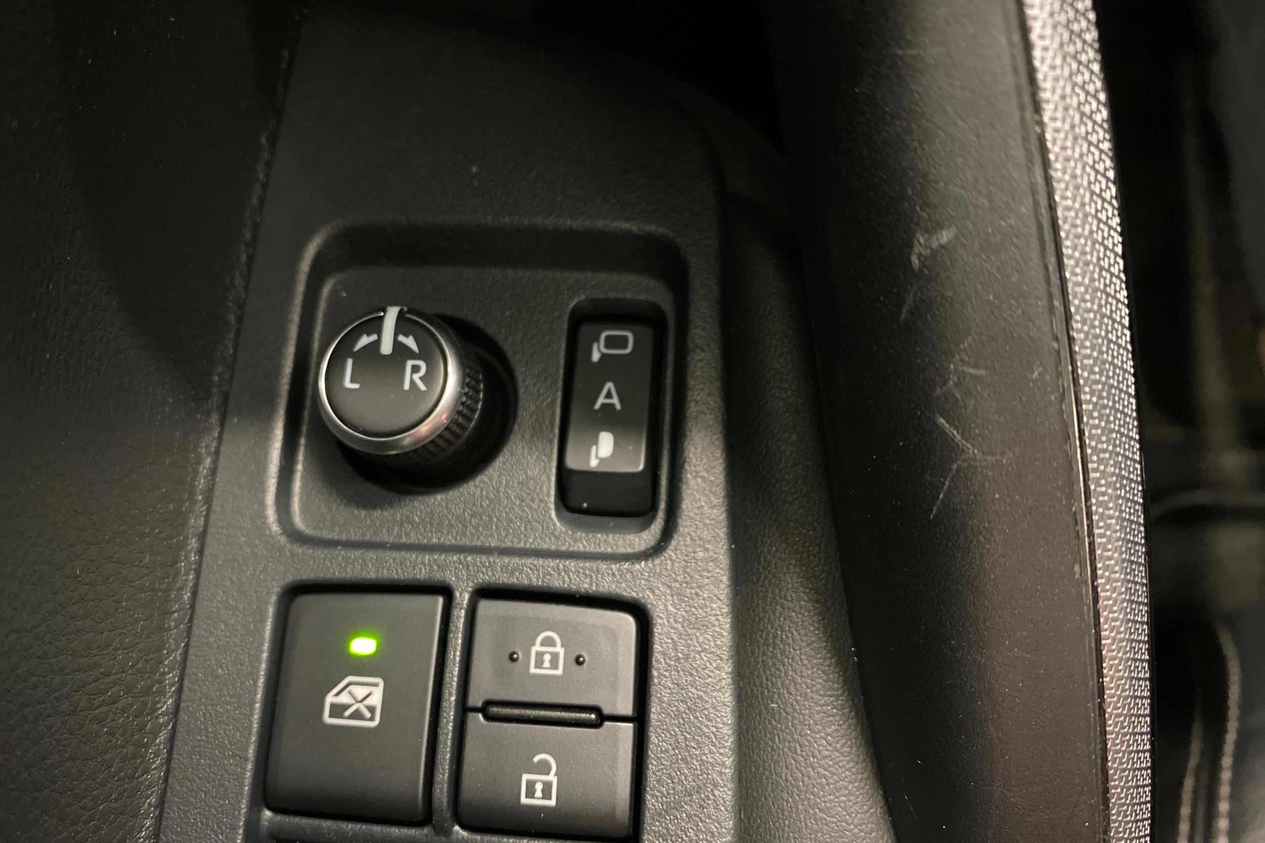 Valkoinen Toyota Corolla 2023 kuva 19.