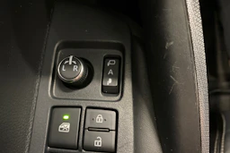 Valkoinen Toyota Corolla 2023 kuva 19.