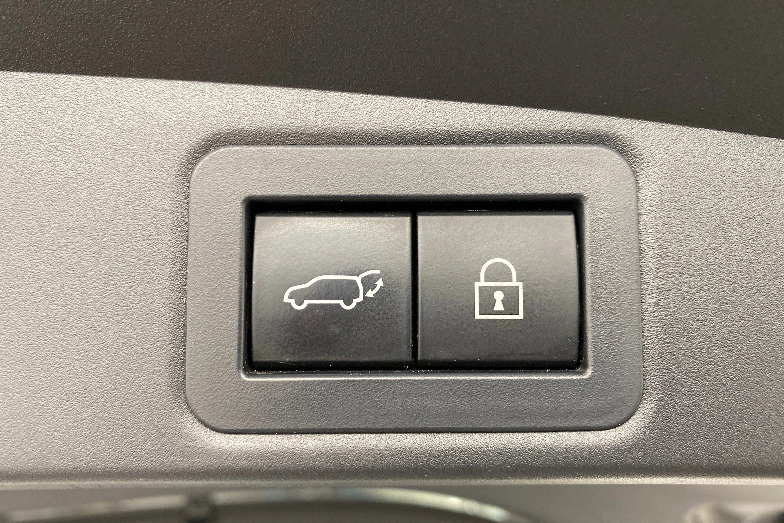 Valkoinen Toyota Corolla 2023 kuva 20.