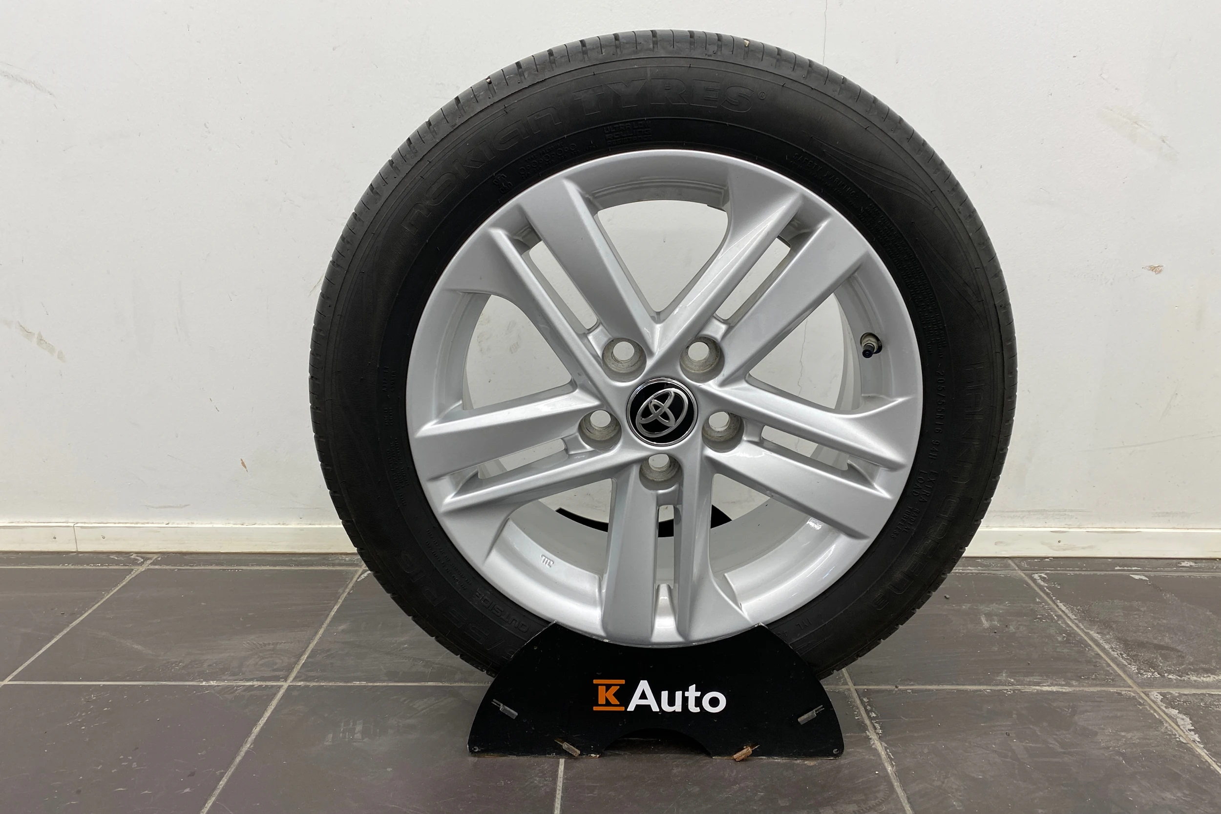 Valkoinen Toyota Corolla 2023 kuva 21.