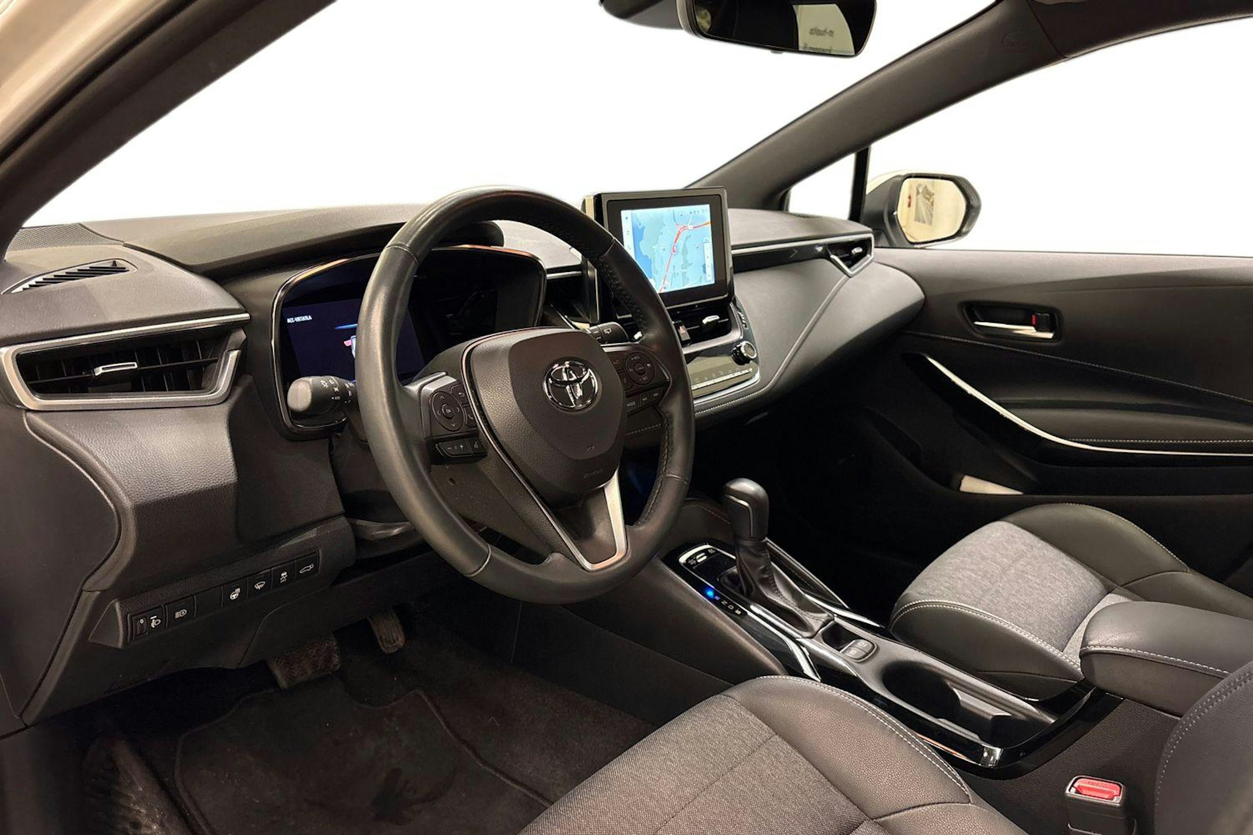 valkoinen Toyota Corolla 2023 kuva 7.