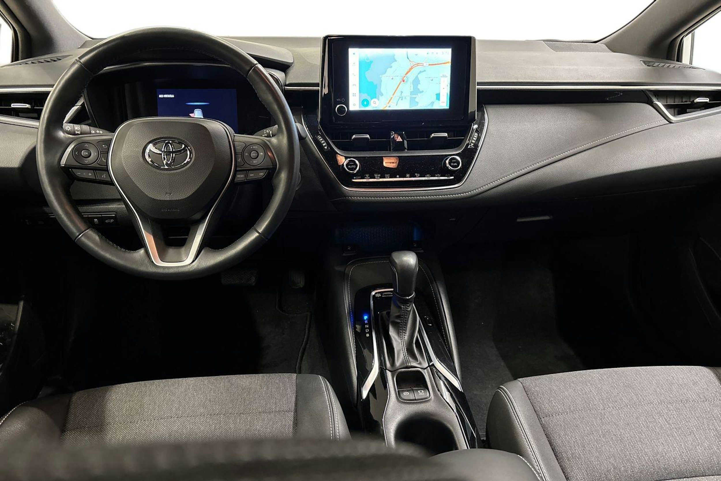 valkoinen Toyota Corolla 2023 kuva 9.