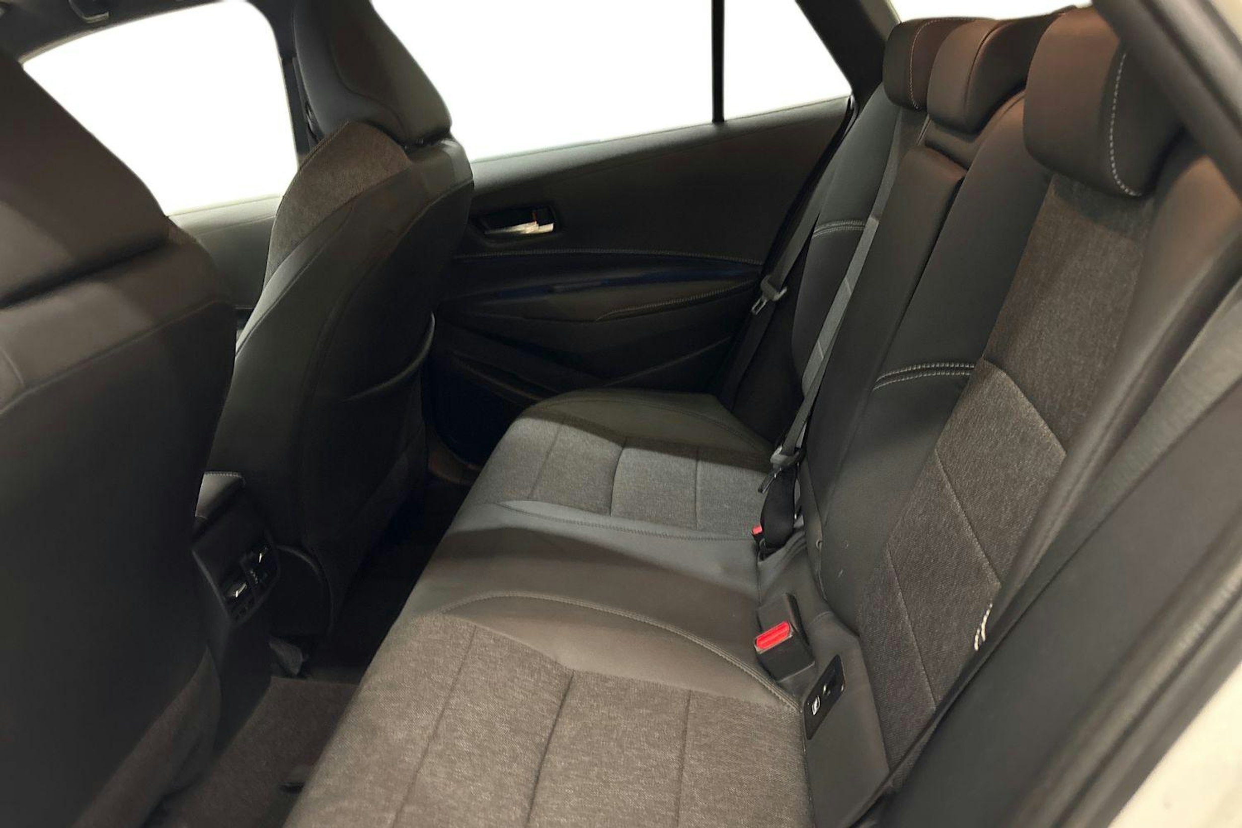 valkoinen Toyota Corolla 2023 kuva 10.