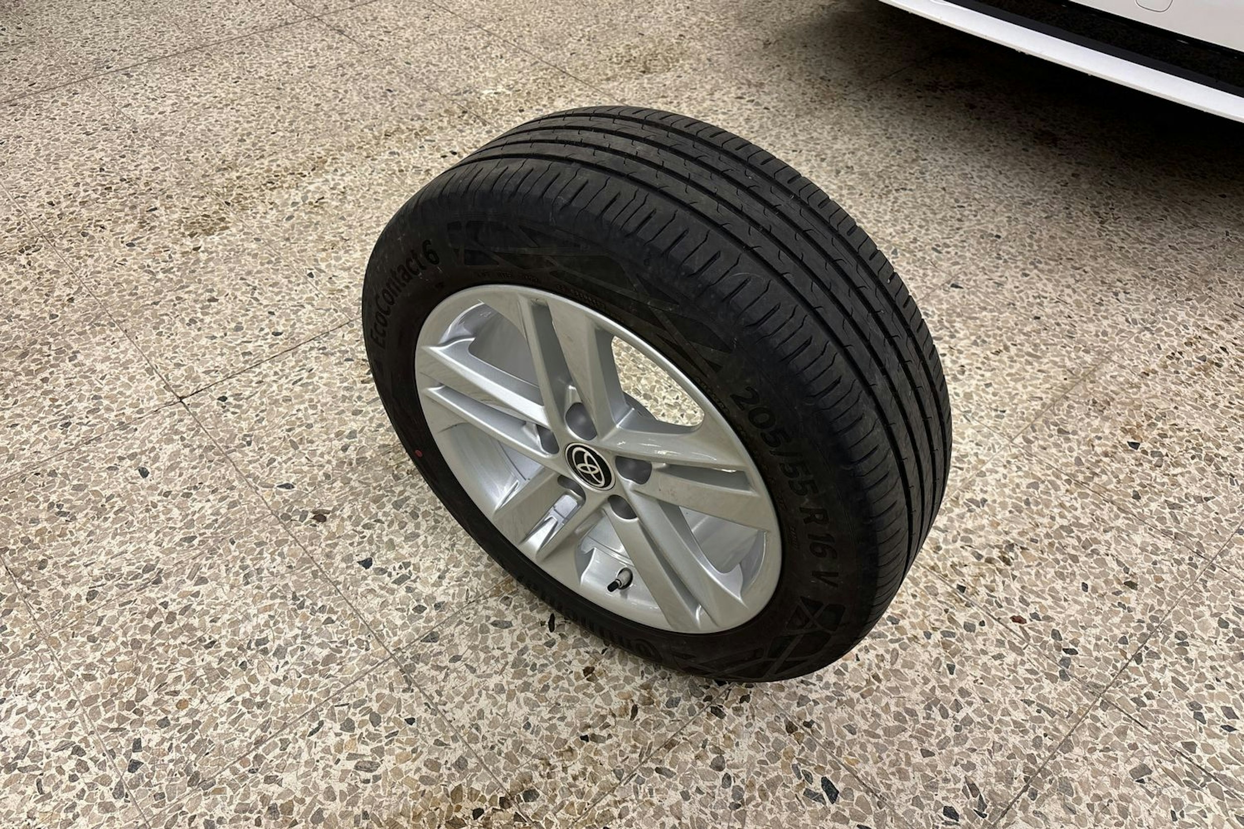 valkoinen Toyota Corolla 2023 kuva 14.