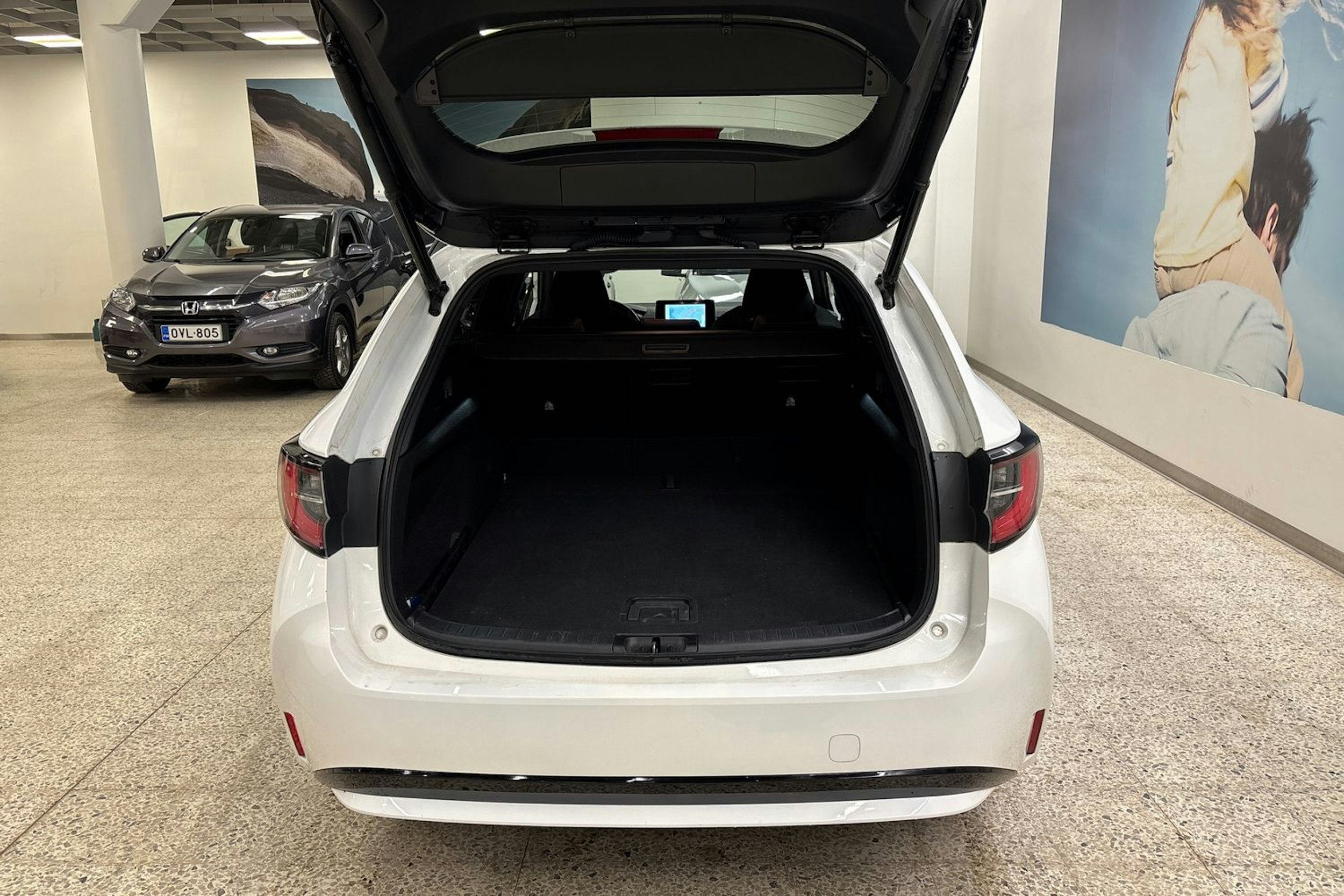 valkoinen Toyota Corolla 2023 kuva 15.