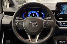 valkoinen Toyota Corolla 2023 kuva 17.