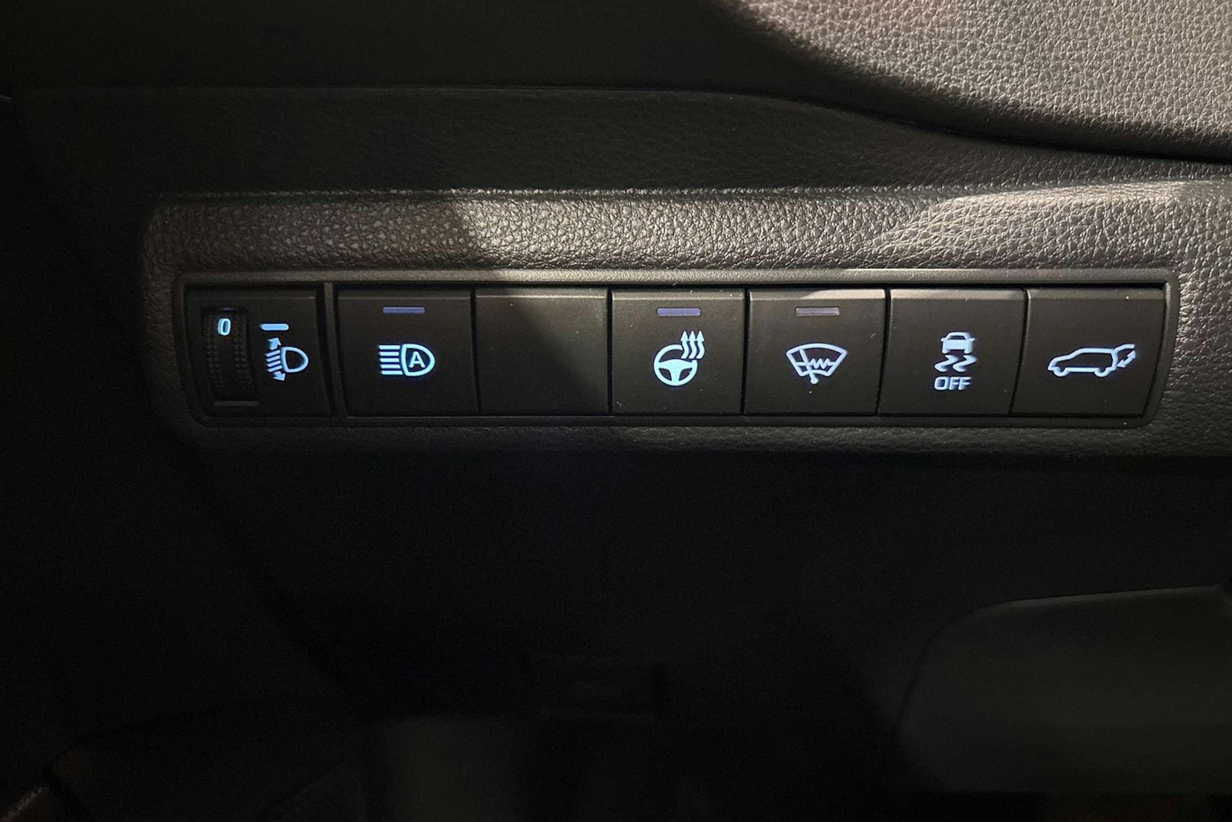 valkoinen Toyota Corolla 2023 kuva 21.