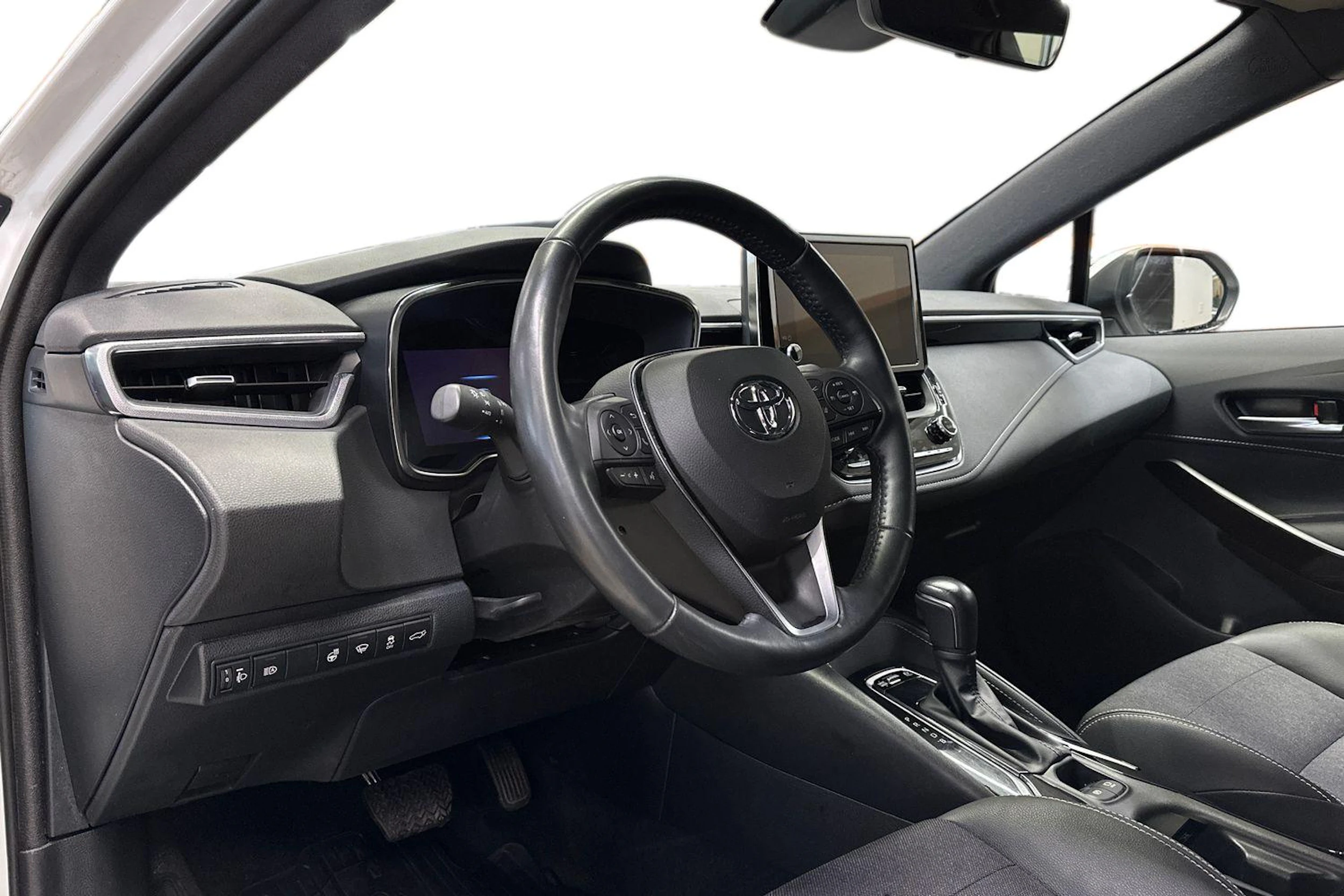 valkoinen Toyota Corolla 2023 kuva 8.
