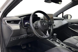 valkoinen Toyota Corolla 2023 kuva 8.