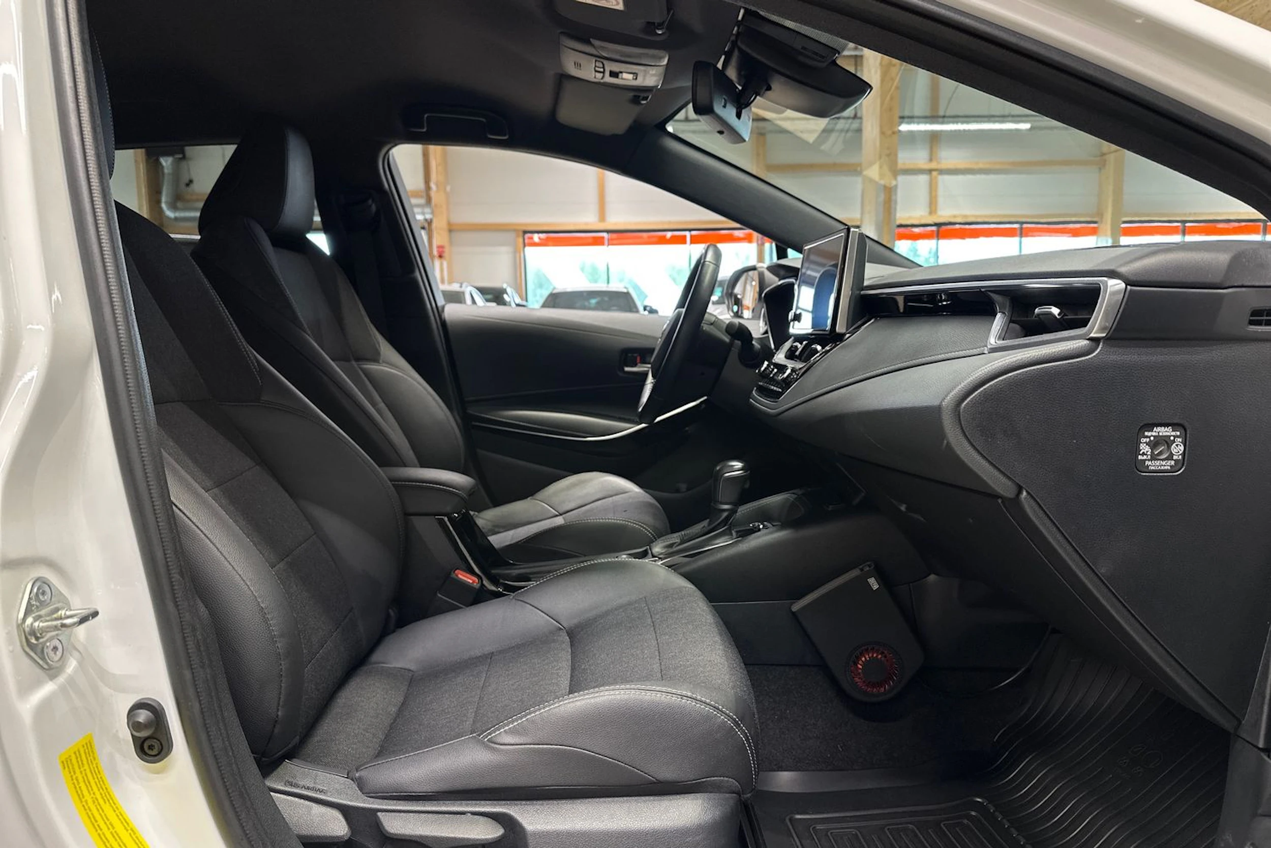 valkoinen Toyota Corolla 2023 kuva 15.