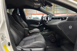 valkoinen Toyota Corolla 2023 kuva 15.