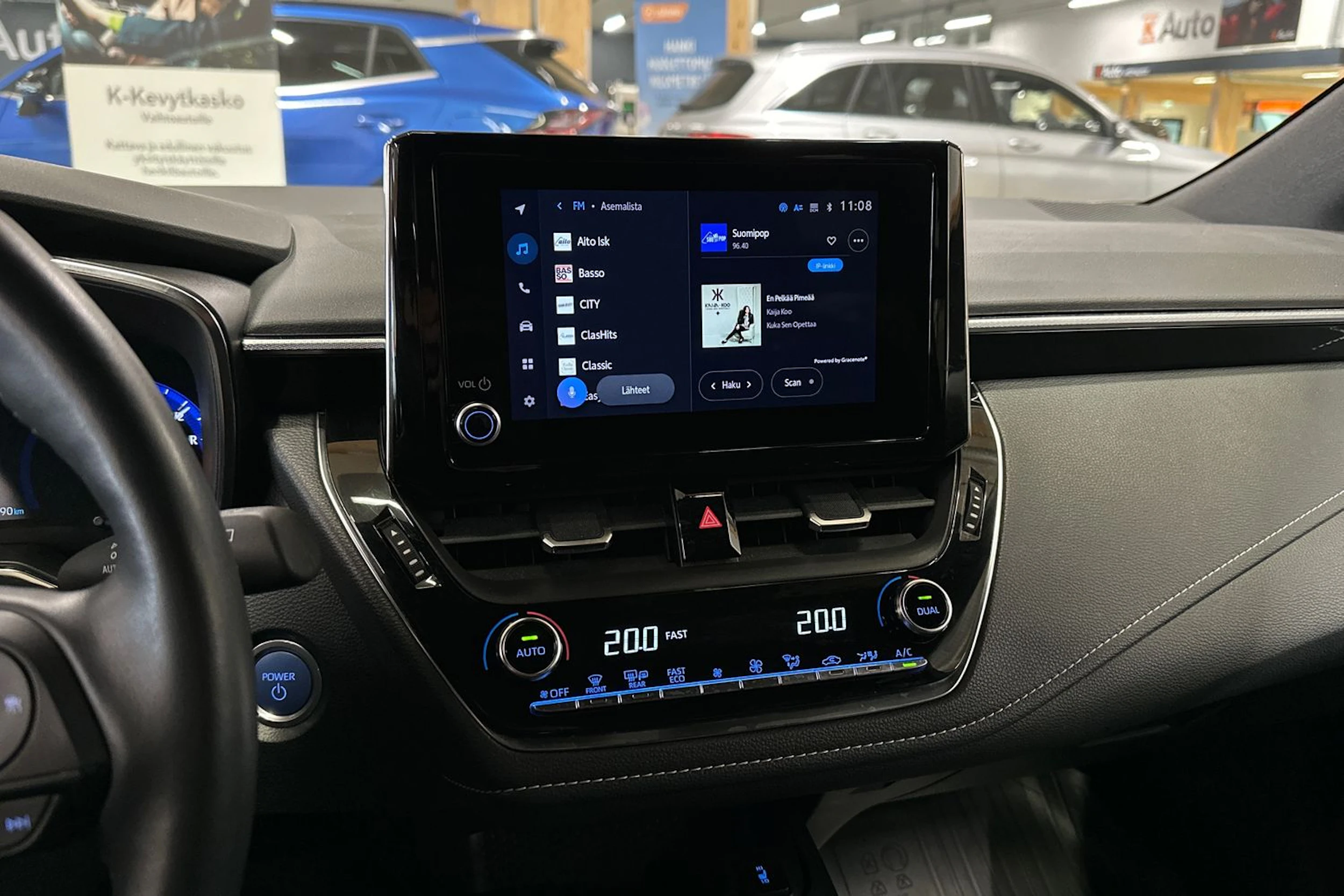 valkoinen Toyota Corolla 2023 kuva 19.