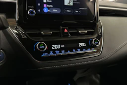 valkoinen Toyota Corolla 2023 kuva 20.