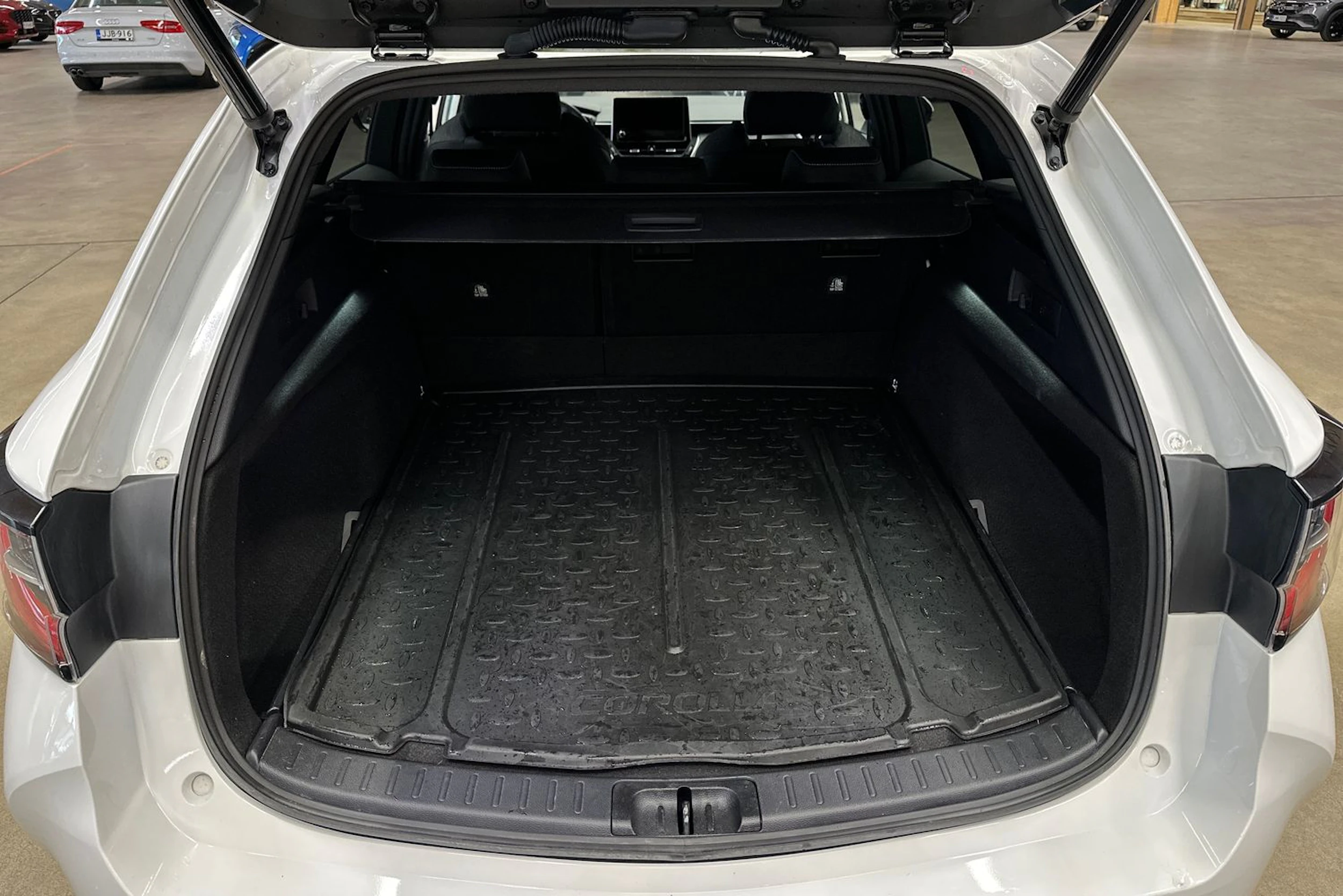 valkoinen Toyota Corolla 2023 kuva 27.