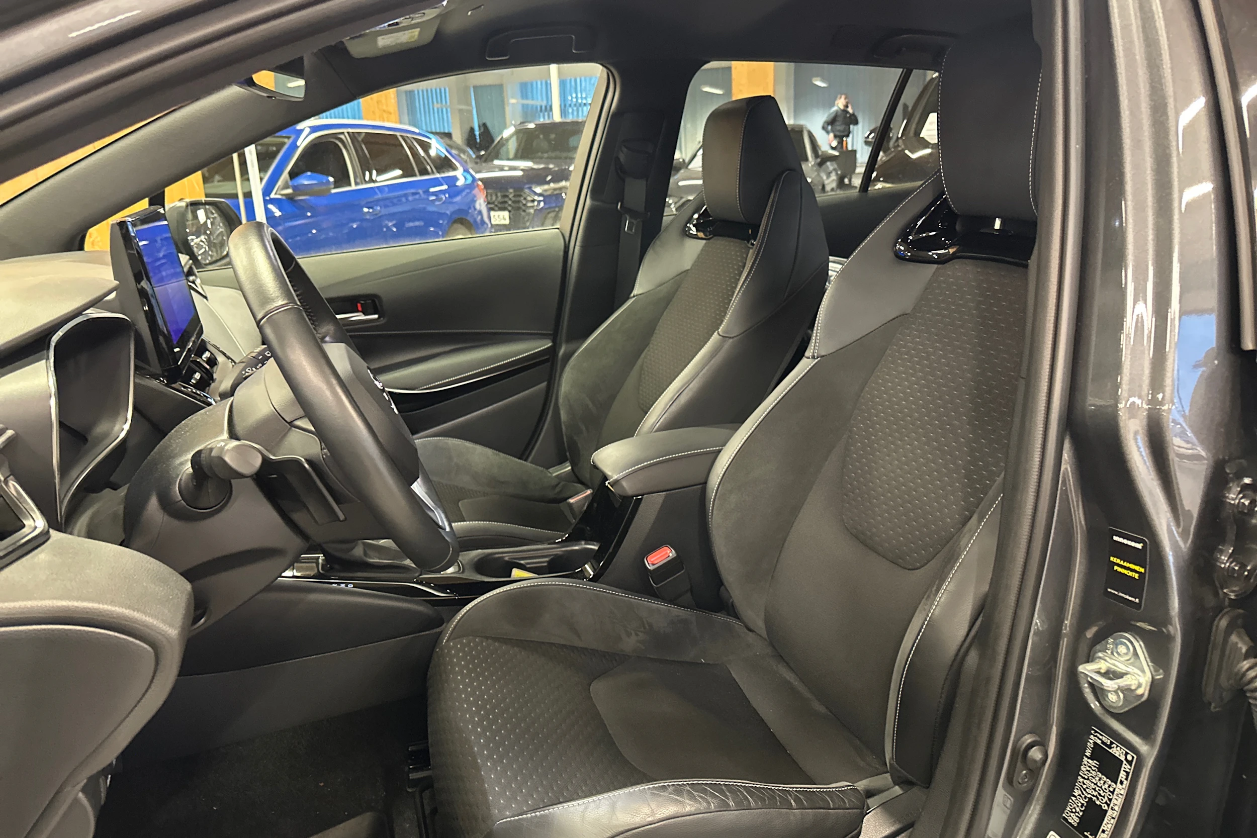 harmaa Toyota Corolla 2023 kuva 4.