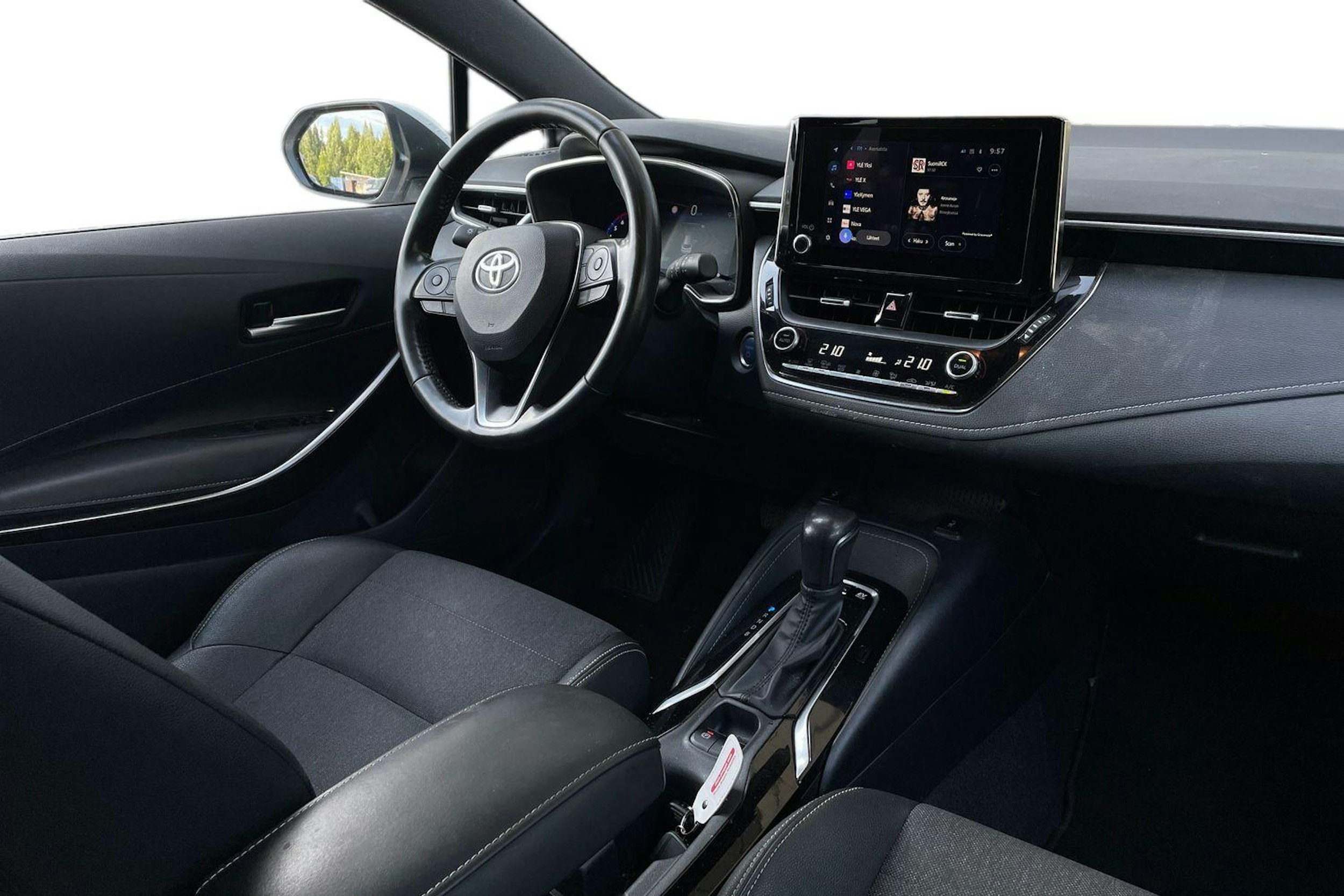 Valkoinen Toyota Corolla 2023 kuva 3.