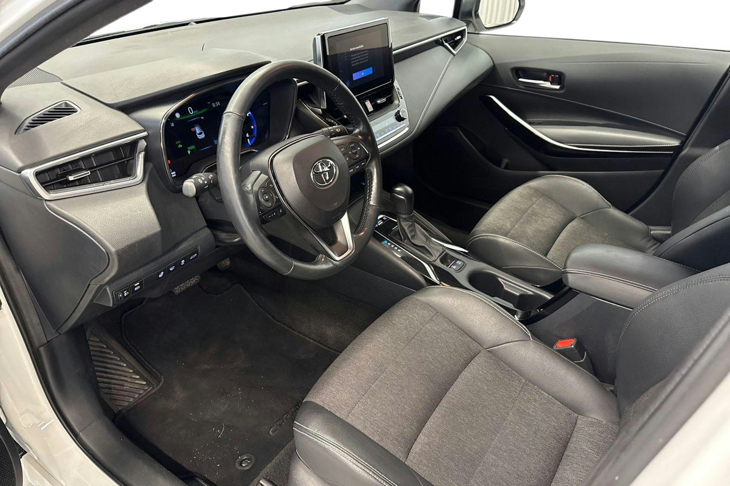 Valkoinen Toyota Corolla 2023 kuva 6.