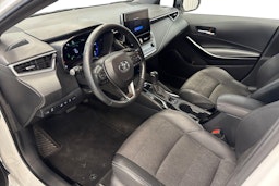 Valkoinen Toyota Corolla 2023 kuva 6.