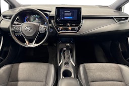 Valkoinen Toyota Corolla 2023 kuva 7.