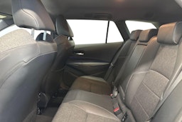Valkoinen Toyota Corolla 2023 kuva 8.