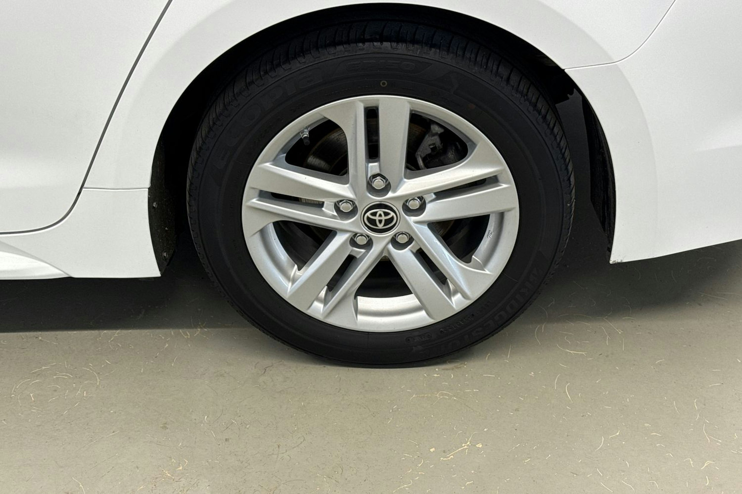 Valkoinen Toyota Corolla 2023 kuva 9.