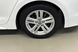Valkoinen Toyota Corolla 2023 kuva 9.