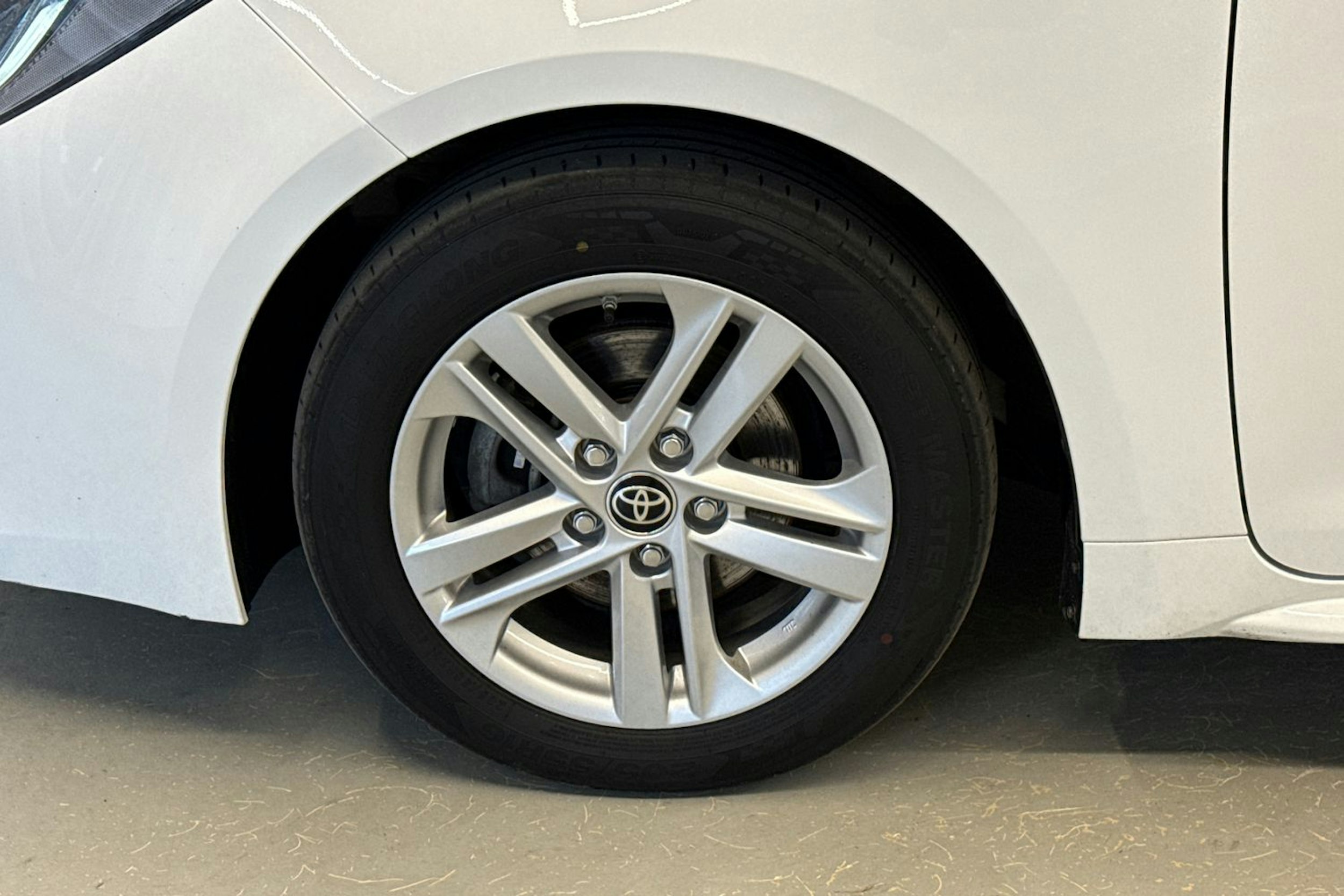 Valkoinen Toyota Corolla 2023 kuva 10.