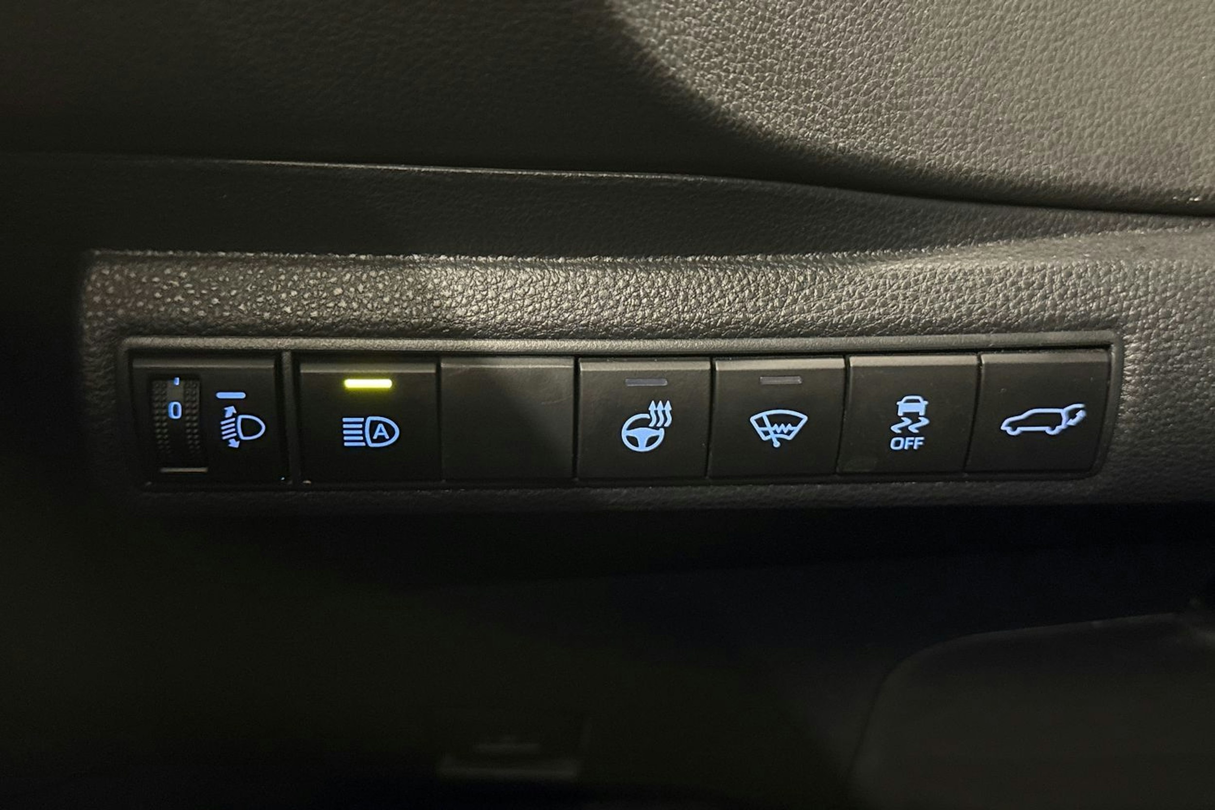 Valkoinen Toyota Corolla 2023 kuva 14.