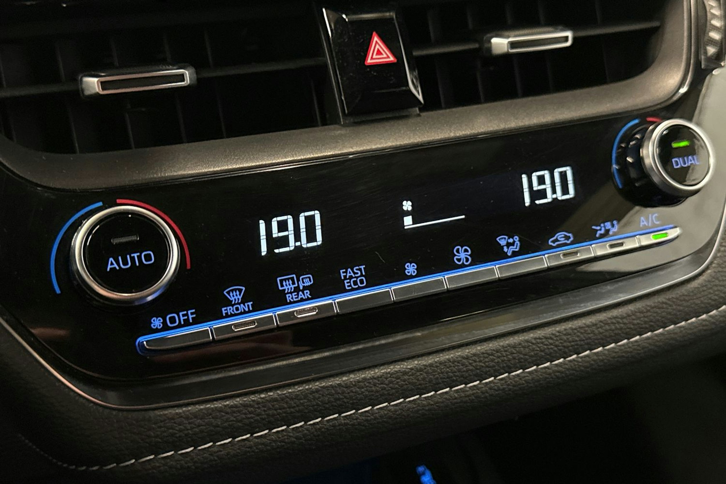 Valkoinen Toyota Corolla 2023 kuva 15.
