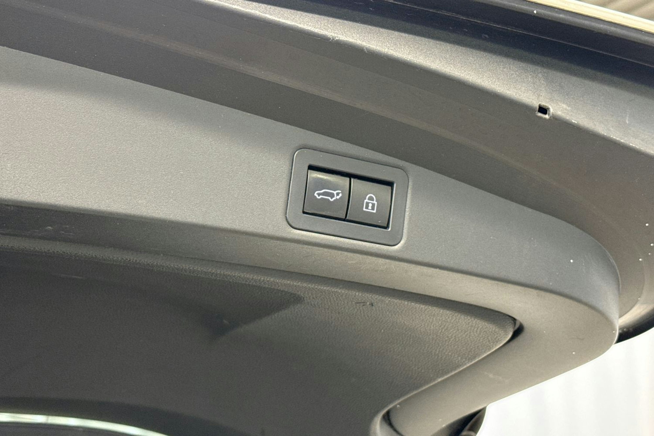Valkoinen Toyota Corolla 2023 kuva 21.