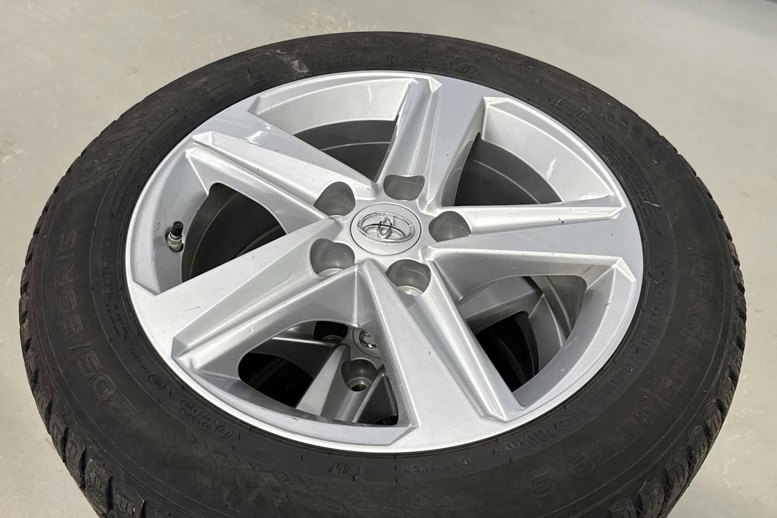 Valkoinen Toyota Corolla 2023 kuva 22.
