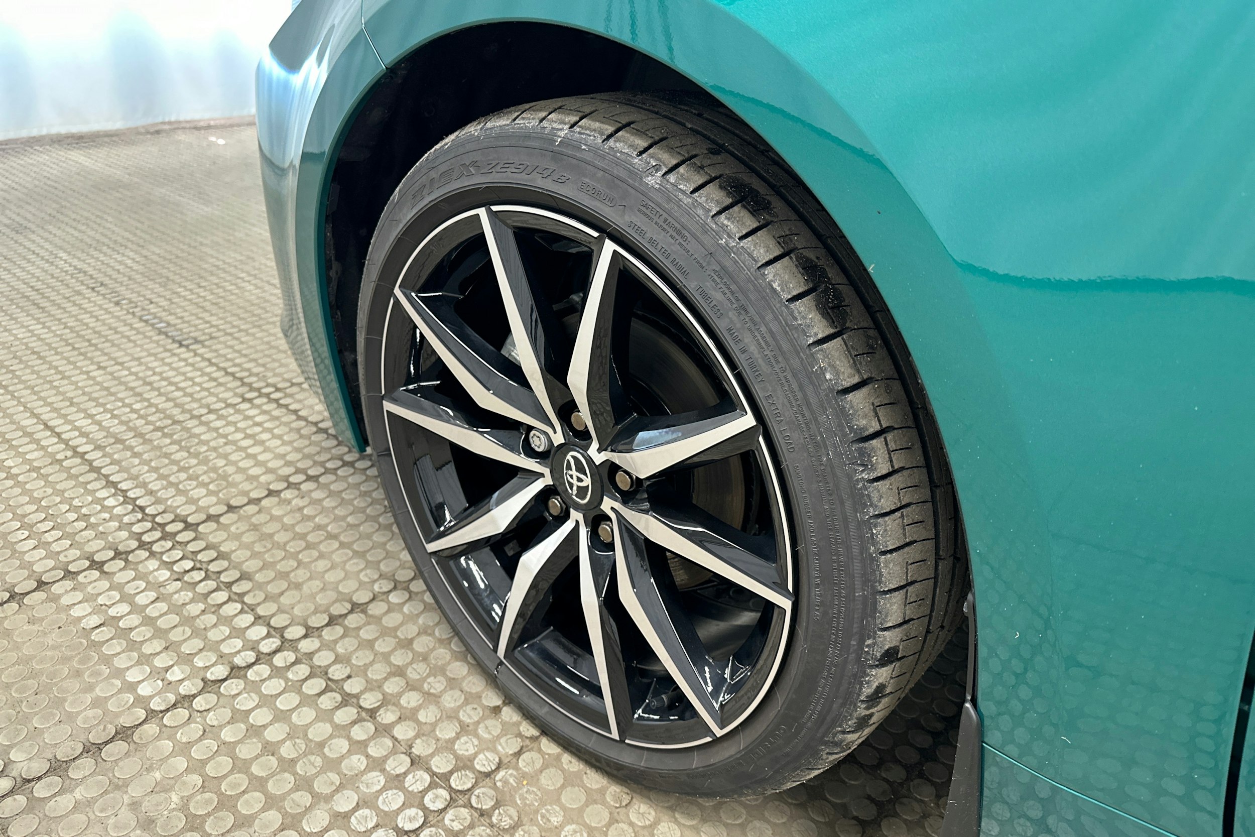 vihreä Toyota Corolla 2024 kuva 11.