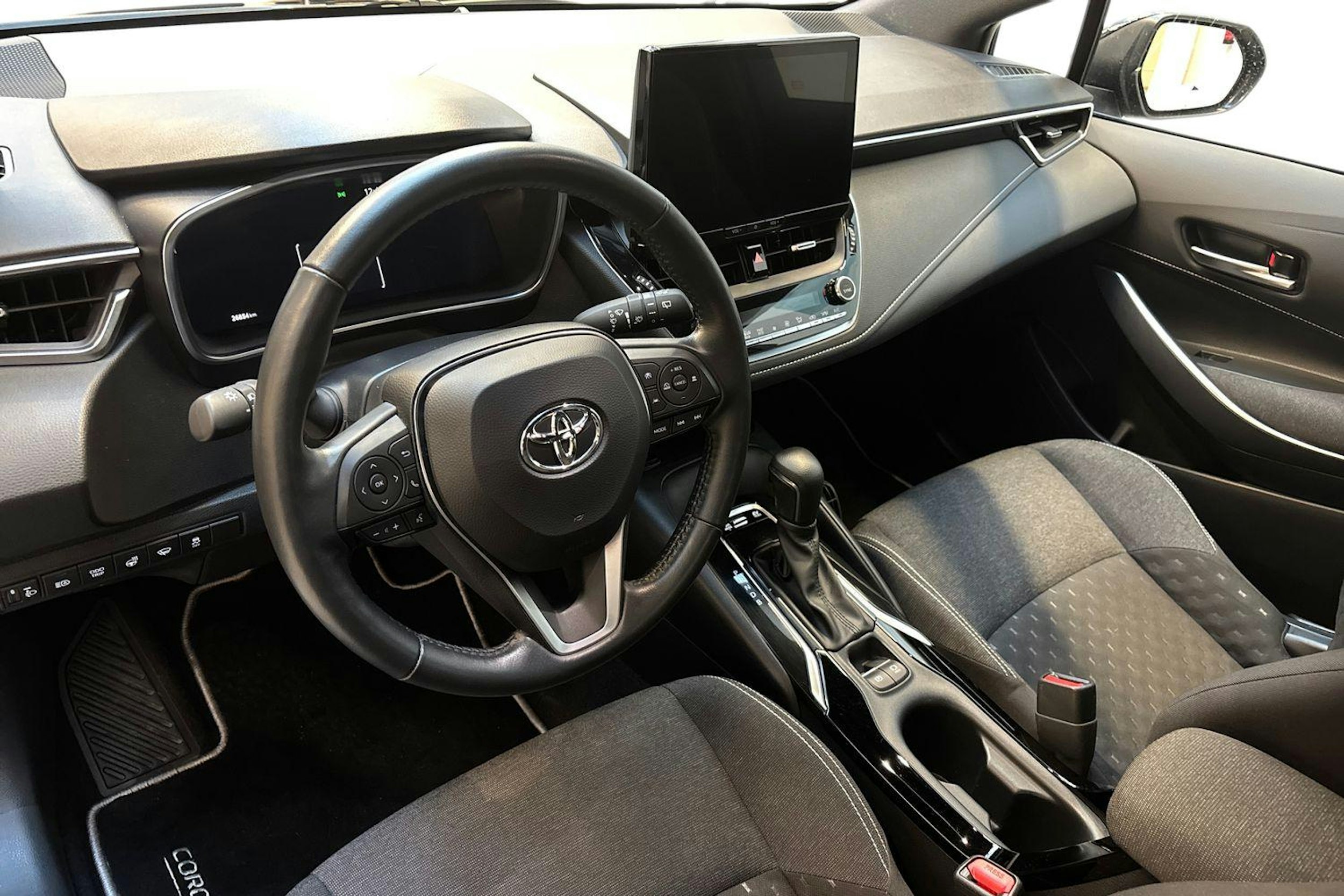 musta Toyota Corolla 2024 kuva 7.