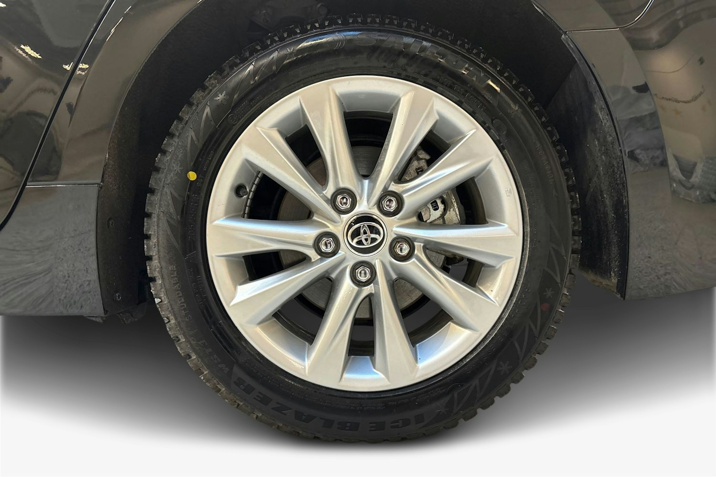 musta Toyota Corolla 2024 kuva 11.