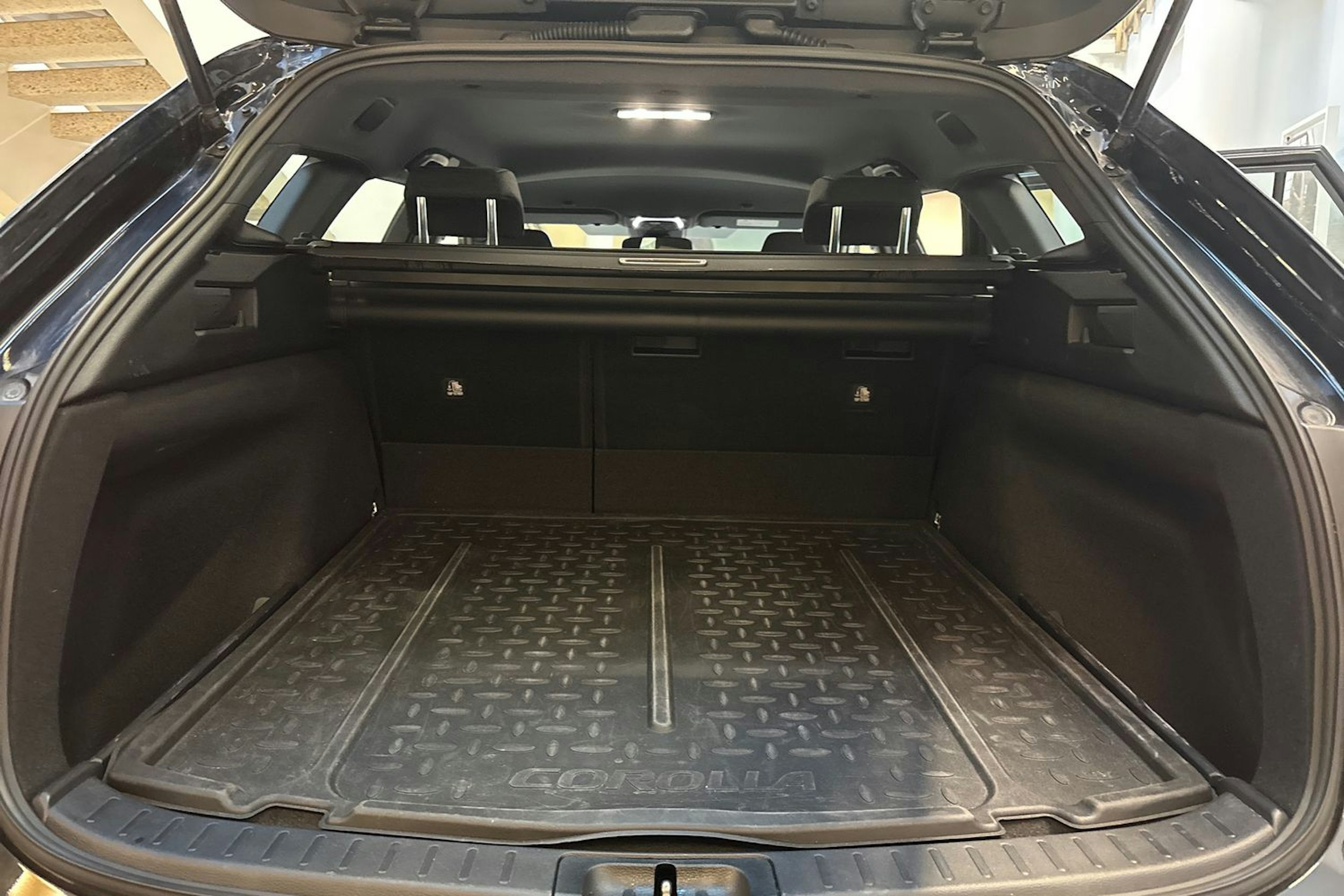 musta Toyota Corolla 2024 kuva 15.