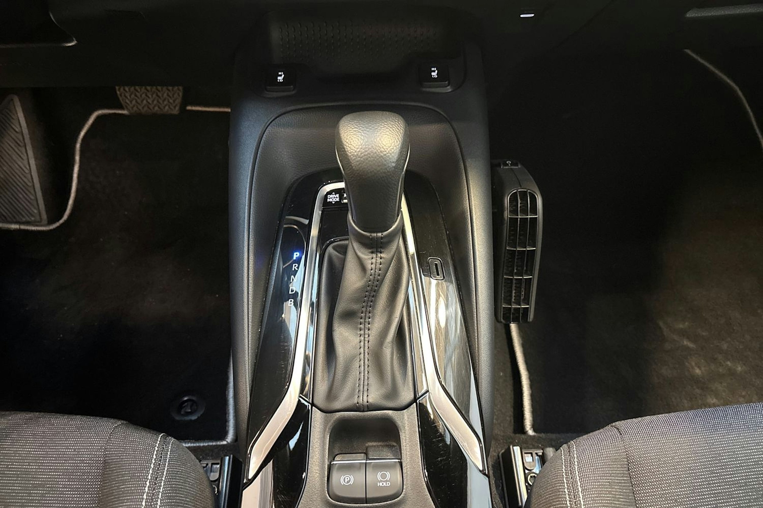 musta Toyota Corolla 2024 kuva 22.