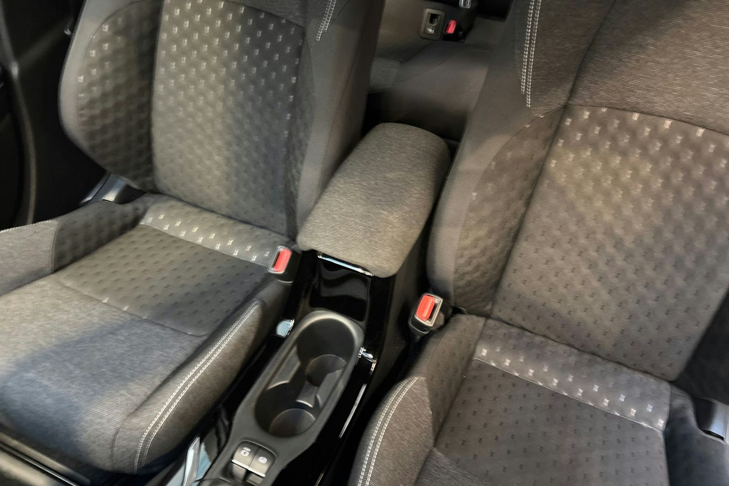 musta Toyota Corolla 2024 kuva 23.