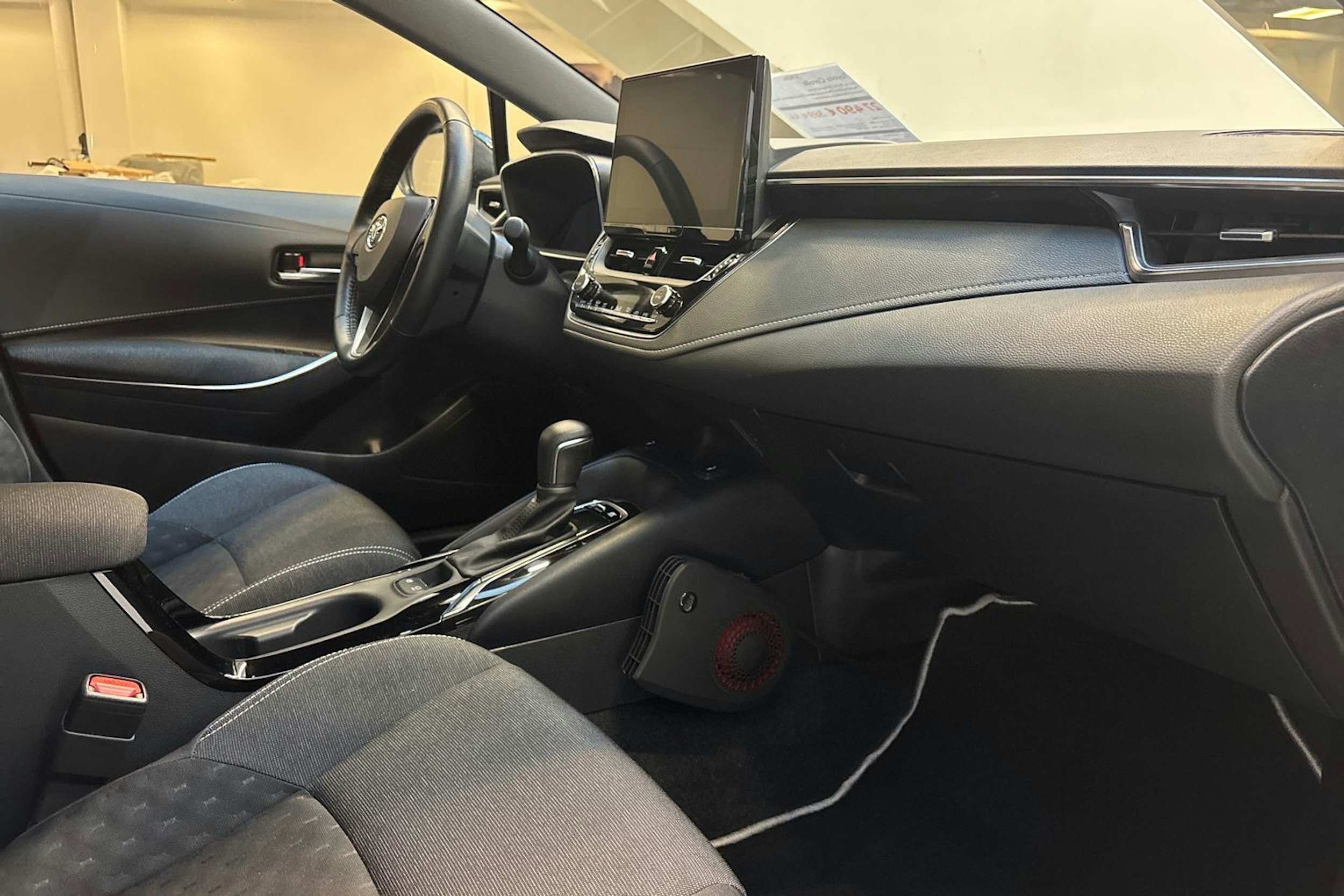 musta Toyota Corolla 2024 kuva 24.