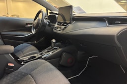 musta Toyota Corolla 2024 kuva 24.