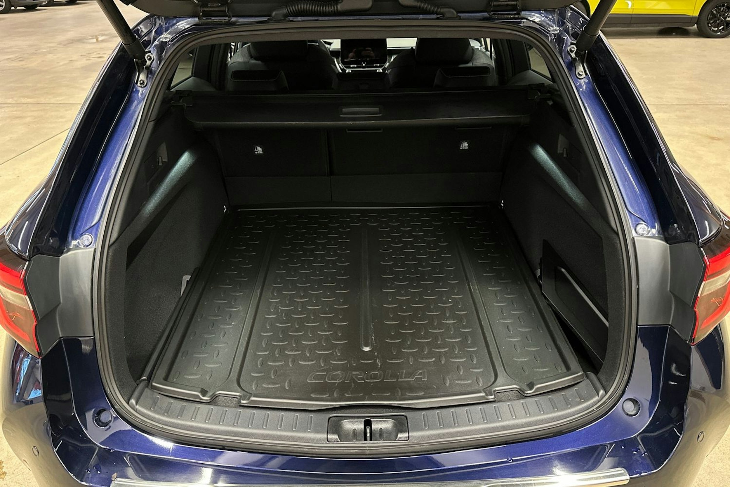 sininen Toyota Corolla 2024 kuva 23.