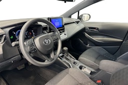 valkoinen Toyota Corolla 2024 kuva 7.