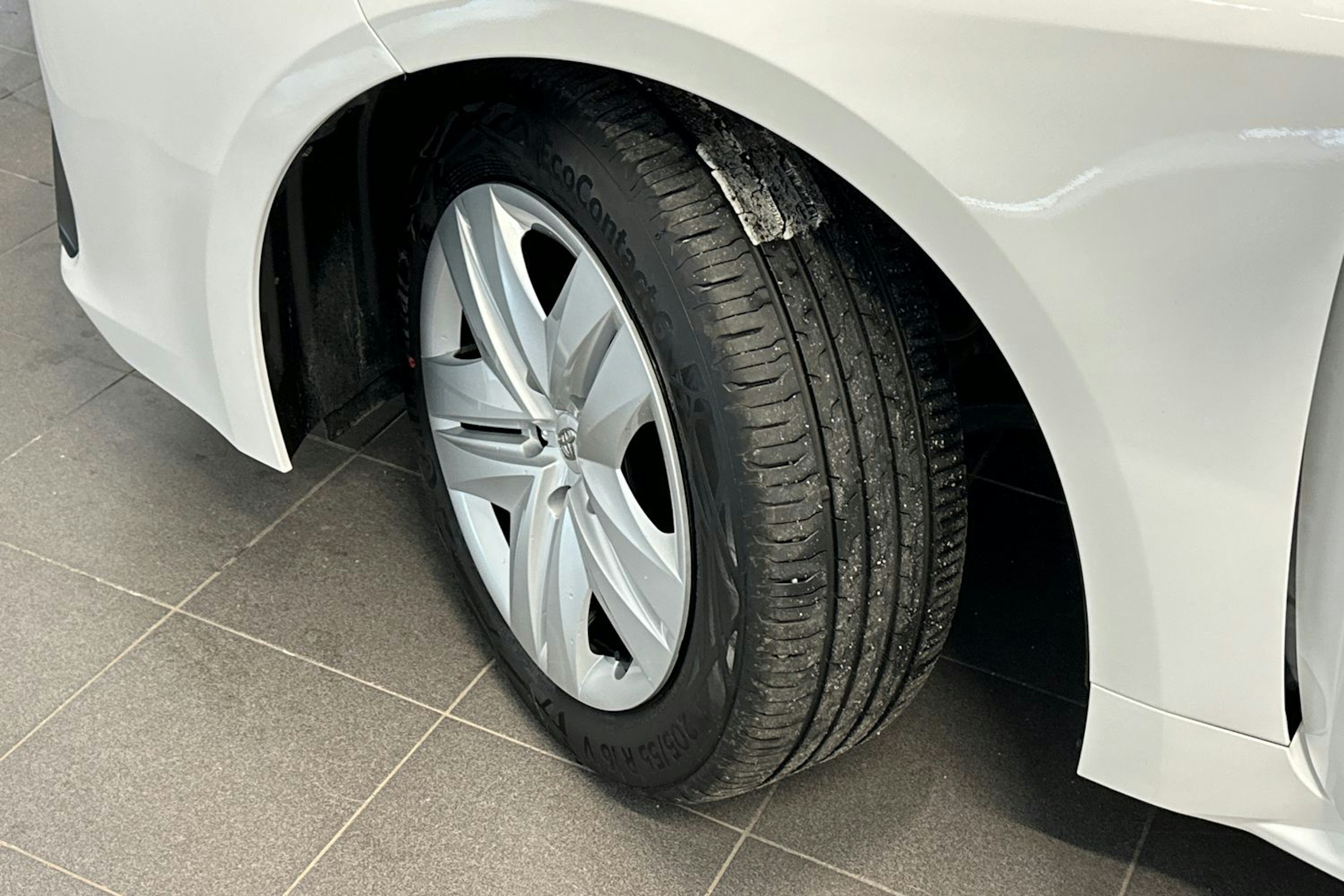 valkoinen Toyota Corolla 2024 kuva 13.