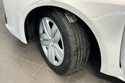 valkoinen Toyota Corolla 2024 kuva 13.