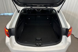 valkoinen Toyota Corolla 2024 kuva 15.