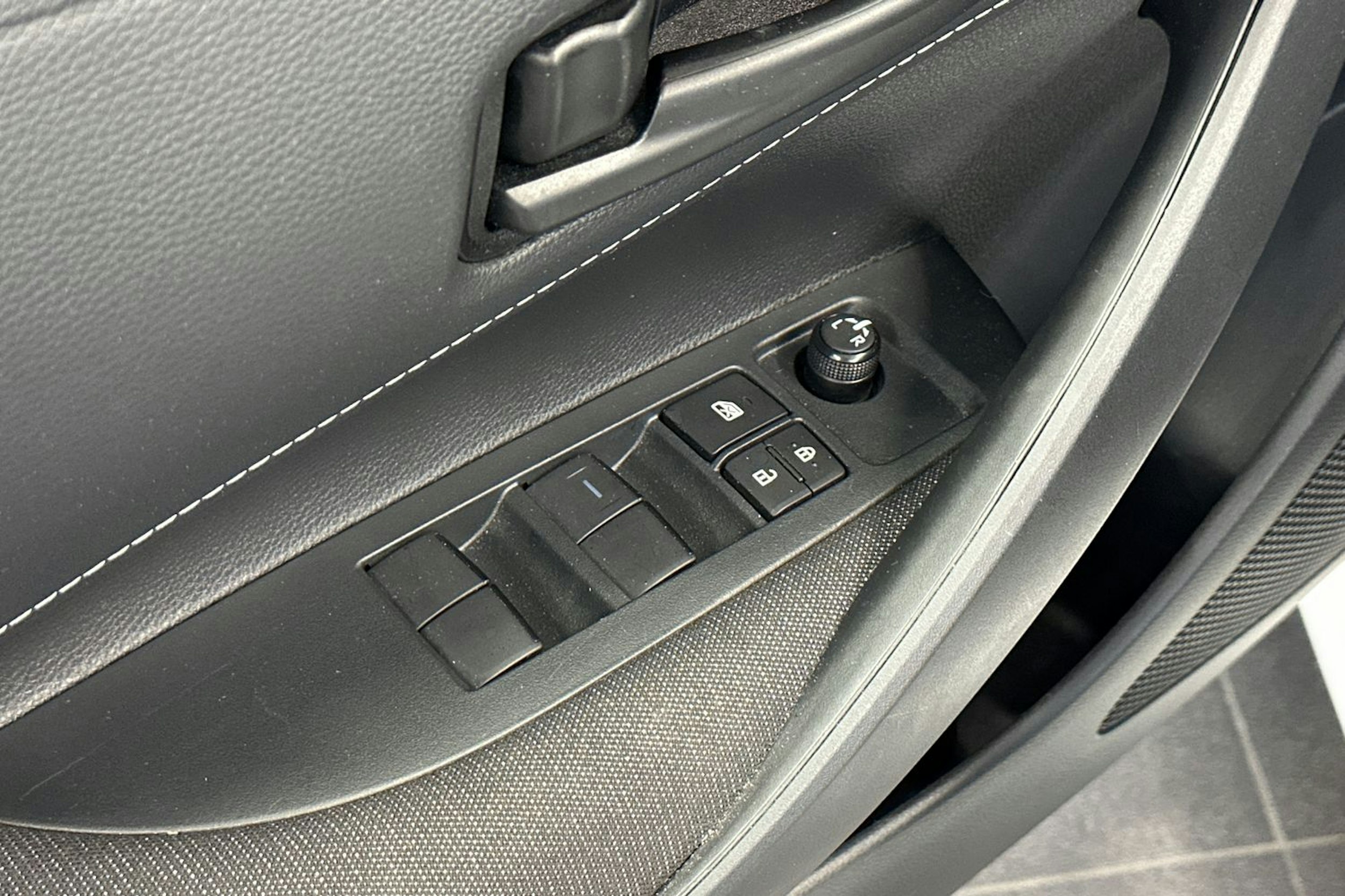 valkoinen Toyota Corolla 2024 kuva 16.