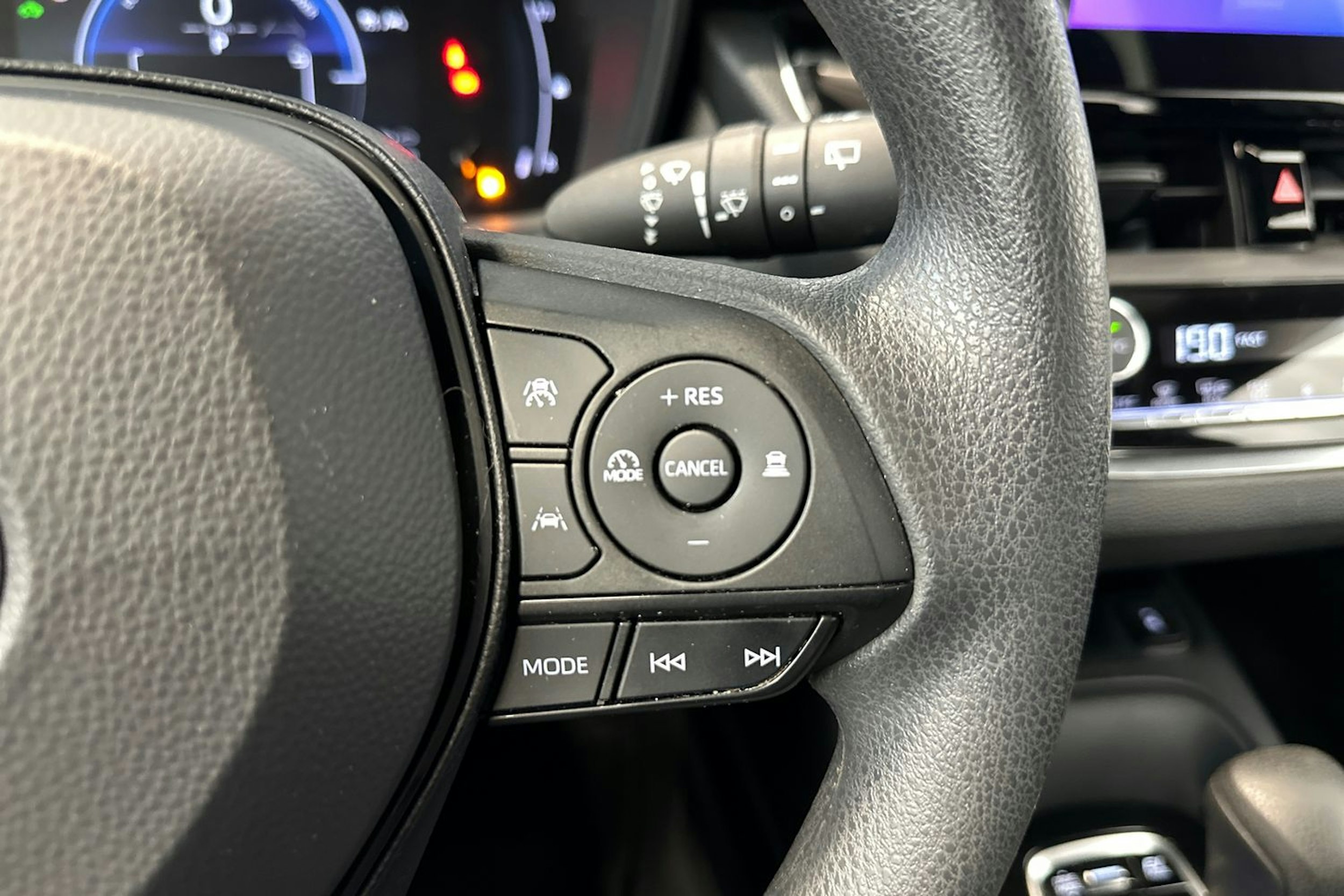 valkoinen Toyota Corolla 2024 kuva 19.