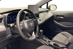 valkoinen Toyota Corolla 2024 kuva 6.