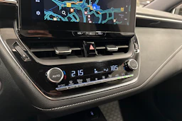 valkoinen Toyota Corolla 2024 kuva 18.