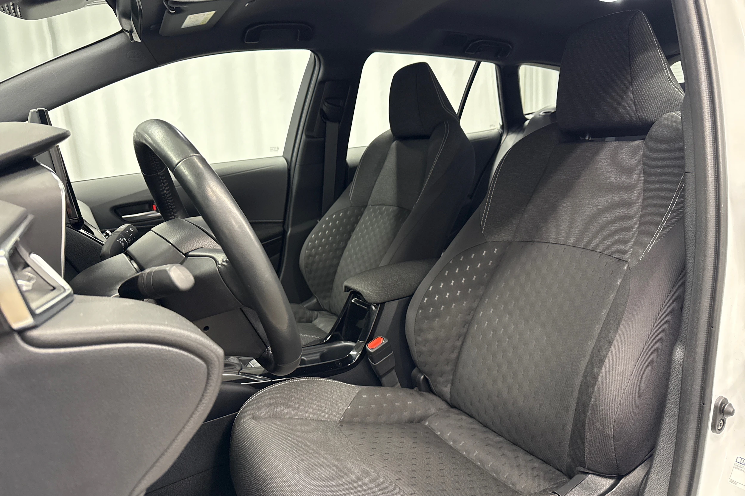valkoinen Toyota Corolla 2024 kuva 20.