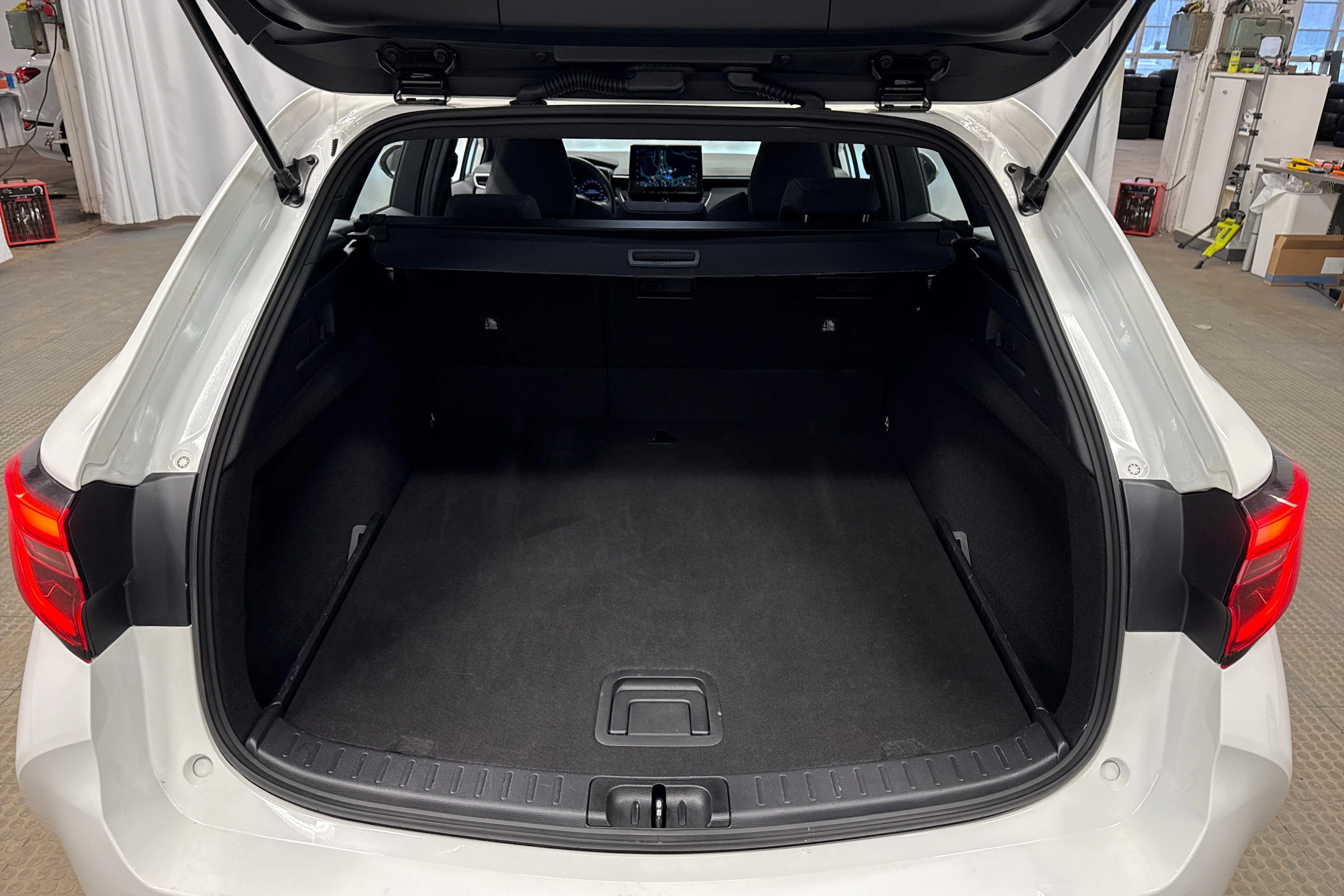 valkoinen Toyota Corolla 2024 kuva 21.